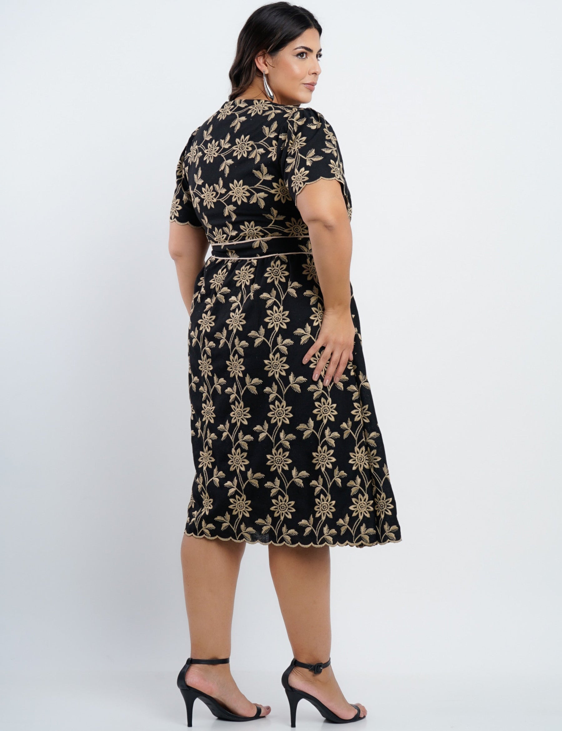 Vestido Curto Linho Misto Com Bordado